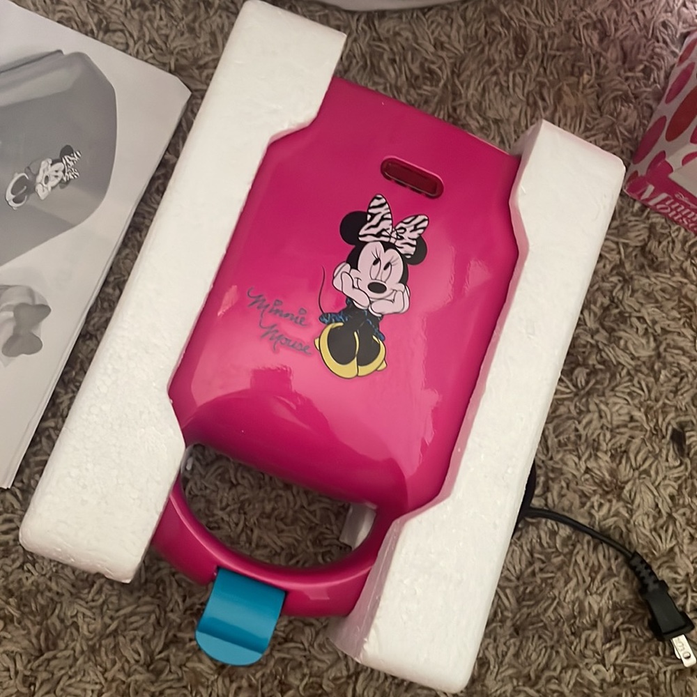 Minnie Mouse Mini Cupcake Maker - Picture 9 of 10